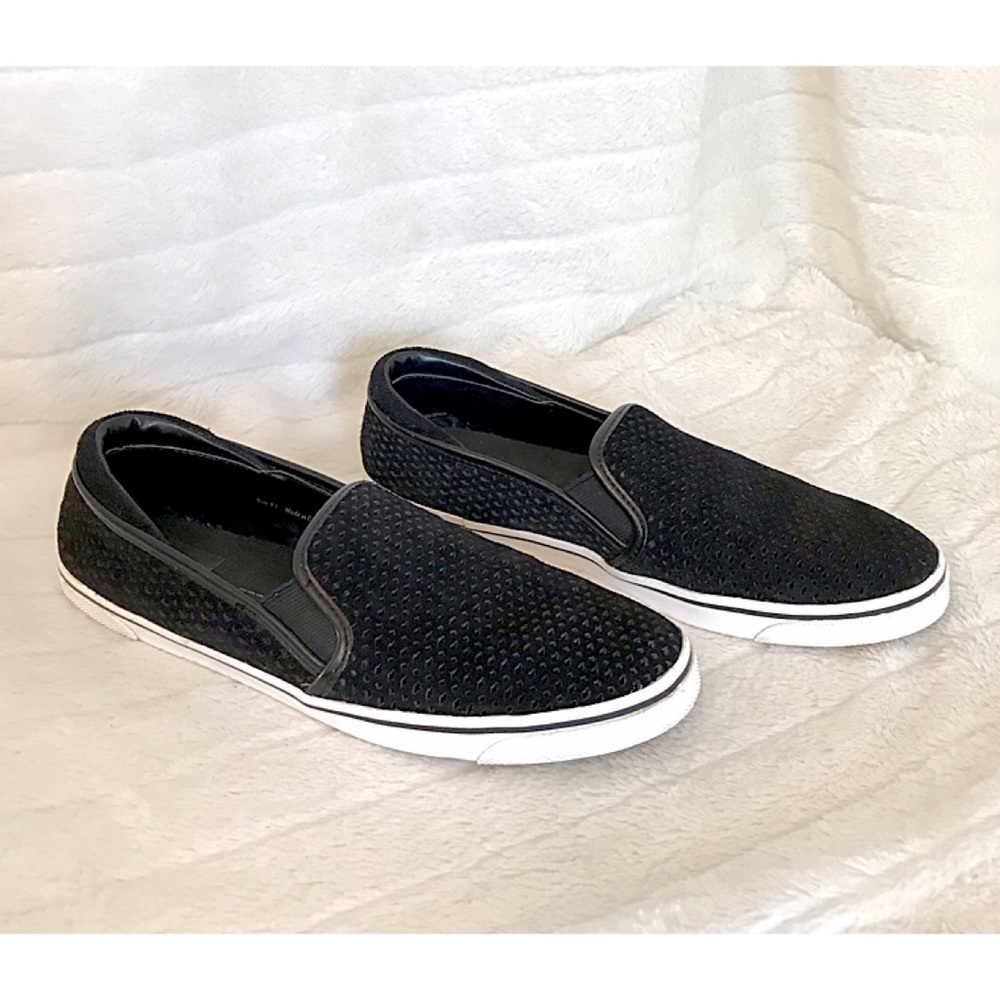 dv Dolce Vita Black Perforated Slip-On Sneakers – Women’s Size 9.5
